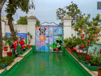 La scuola si nasconde dietro antiche mura segnate dal tempo, interrotte dall�allegro cancello celeste che ci conduce al colorato cortile d�ingresso